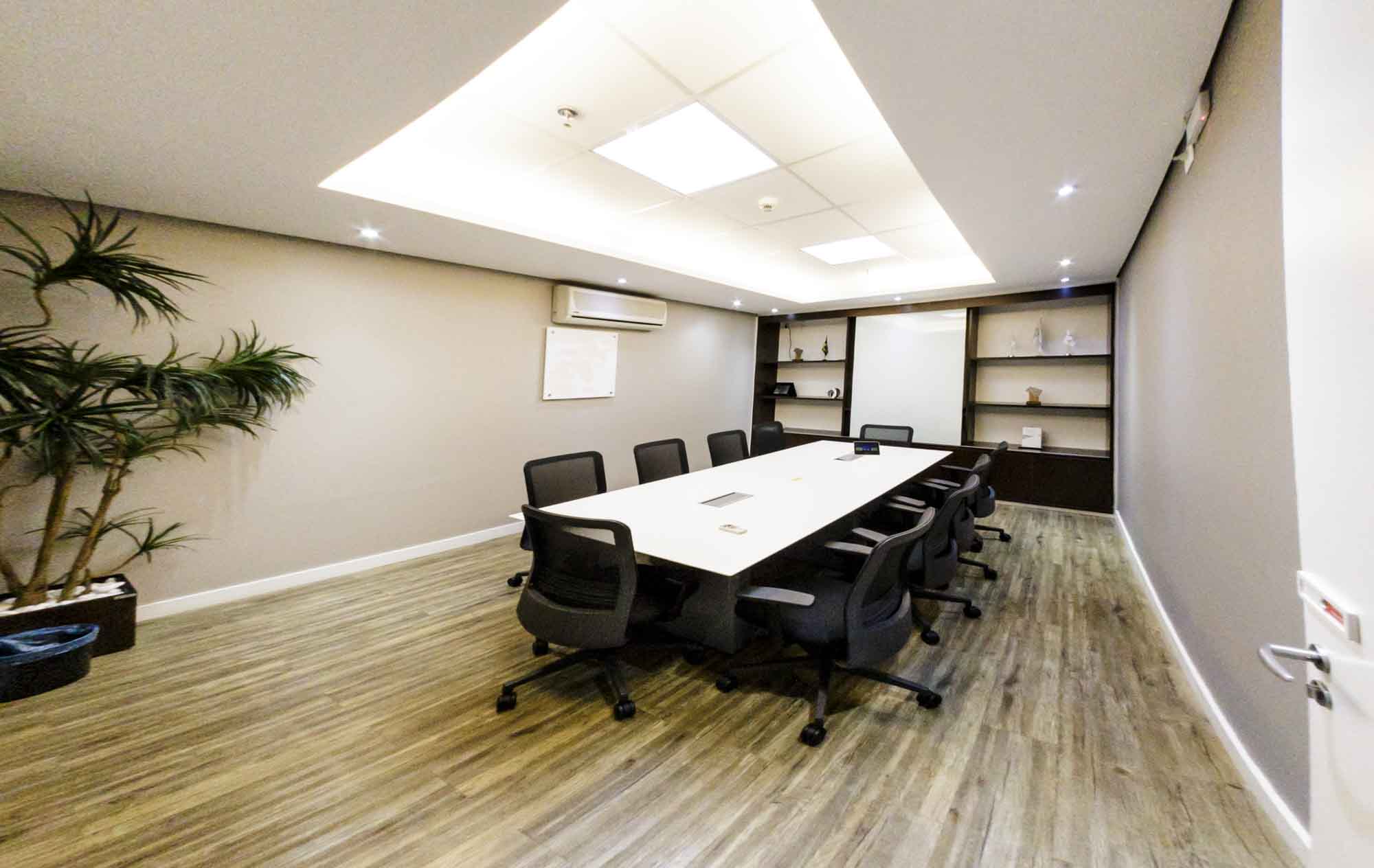 Sala de reunião ampla com mesa de conferência - Brasil 21