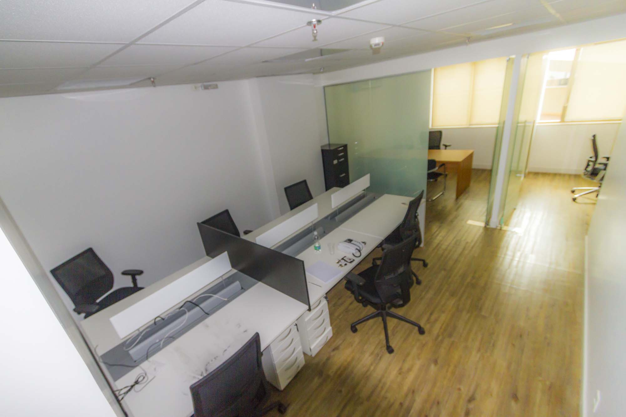 Área de trabalho com baias - sala comercial 110m² Brasil 21